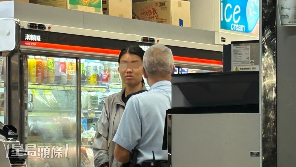 便利店女職員被賊人以磚塊指嚇,警員到場調查事件。蔡楚輝攝 便利店女職員被賊人以磚塊指嚇,警員到場調查事件。蔡楚輝攝