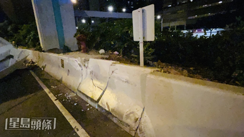 路边石壆被撞毁。蔡楚辉摄 路边石壆被撞毁。蔡楚辉摄