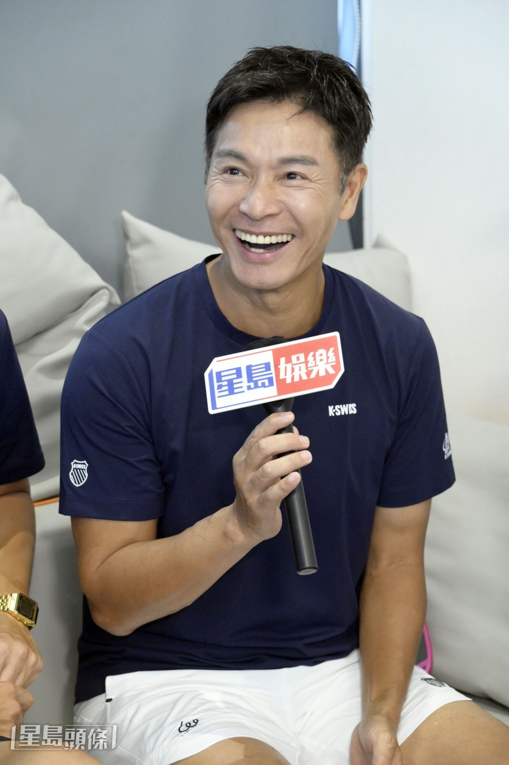 郭晉安同圈中人齊打網球、健身兼行善。 