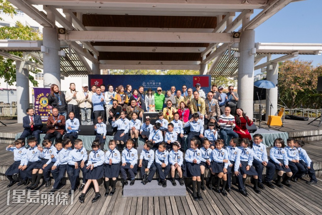 全場嘉賓、合唱團孩子與逾千長者一同高唱生日歌，為這位藝壇常青樹慶祝94歲生辰。