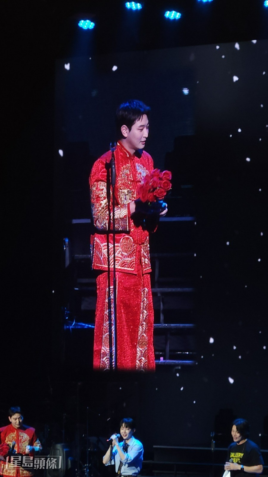 4子又準備了特別環節,輸了遊戲的珍雲穿上紅色的裙褂登場。 4子又準備了特別環節,輸了遊戲的珍雲穿上紅色的裙褂登場。