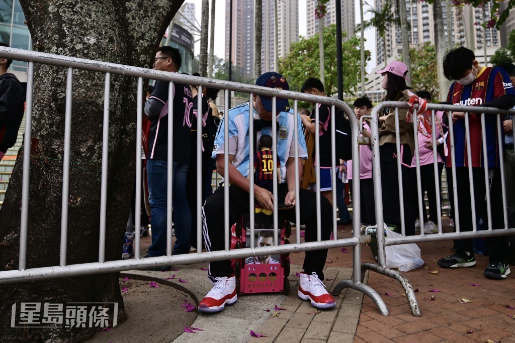 有球迷戴上巴塞隆拿帽子，上面有美斯公仔，並身穿阿根廷球衣。陳極彰攝