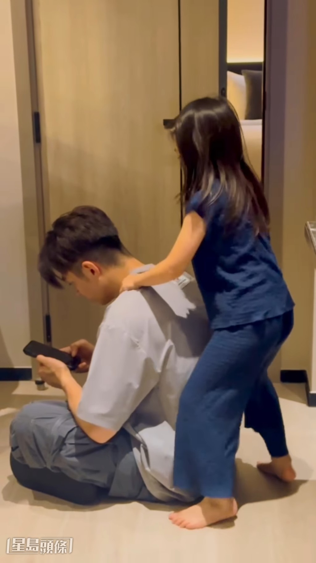 雖然愛女好想同爸爸同台表演,但出於對仔女的保護,柏豪暫時未有應承。 雖然愛女好想同爸爸同台表演,但出於對仔女的保護,柏豪暫時未有應承。