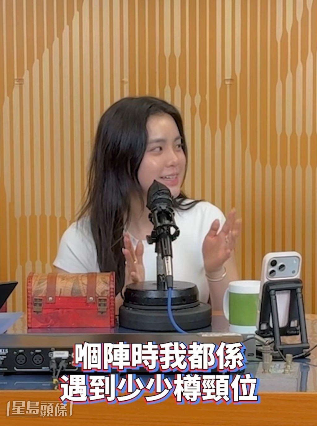Chantel昨日一身白Tee配牛仔褲,素顏現身電台宣傳新作《想飛之內心獨白》。 Chantel昨日一身白Tee配牛仔褲,素顏現身電台宣傳新作《想飛之內心獨白》。