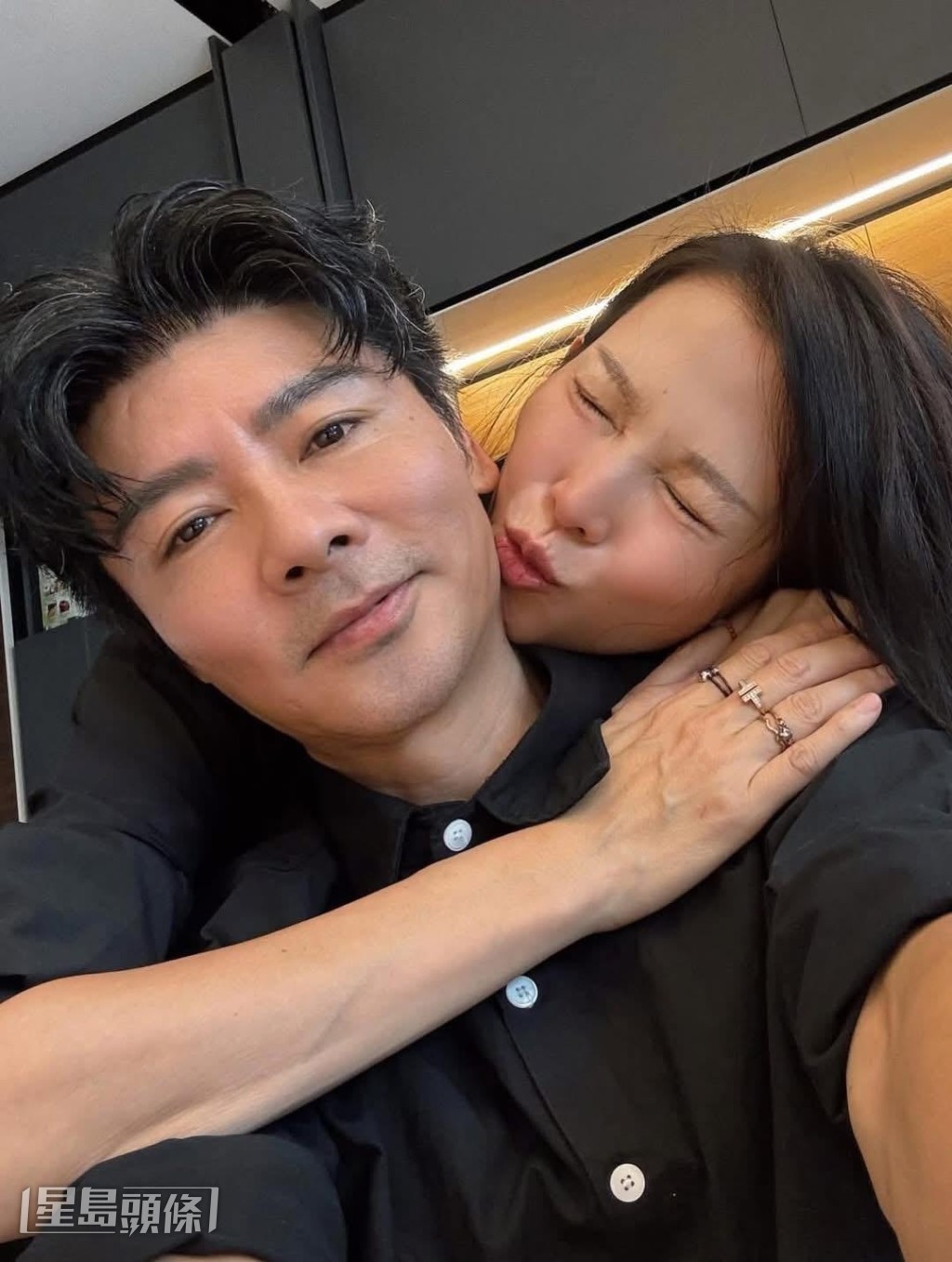 今日(19日）是張晉的52歲生日，蔡少芬在社交網大晒多張甜蜜合照。
