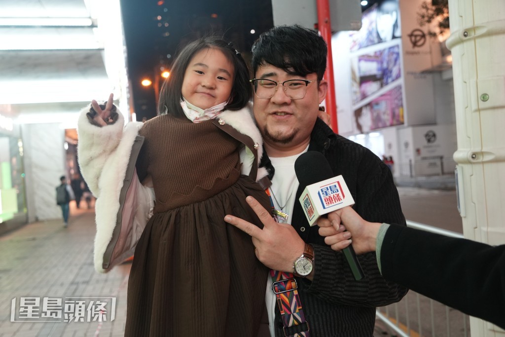 韓先生希望新一年女兒快樂成長,祖國國泰民安。吳艷玲攝 韓先生希望新一年女兒快樂成長,祖國國泰民安。吳艷玲攝