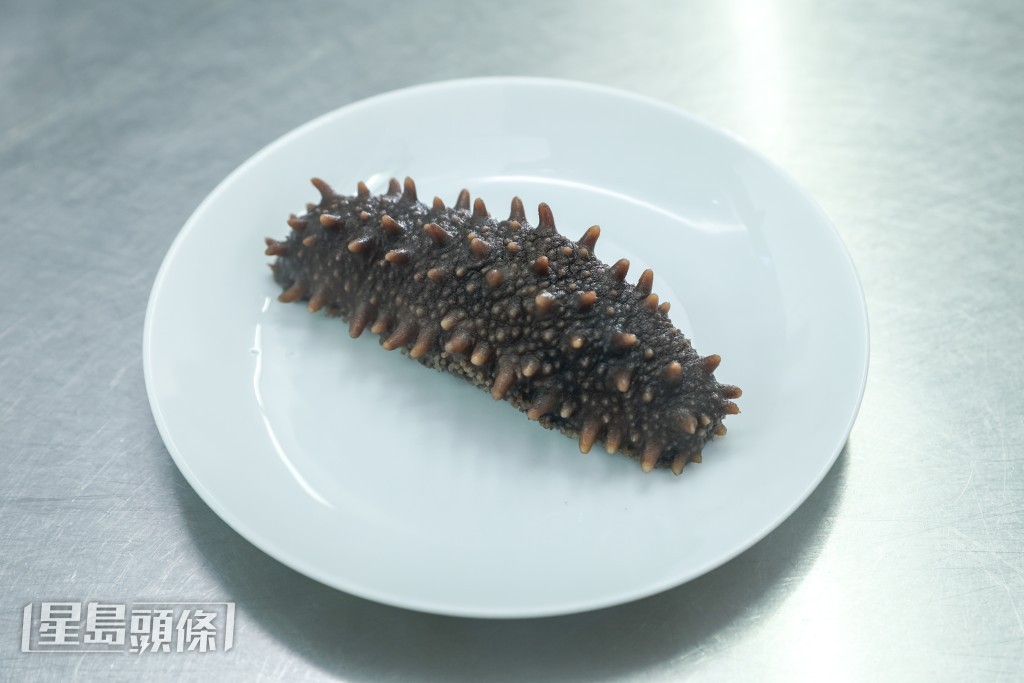 選用矜貴關東遼參入饌。 選用矜貴關東遼參入饌。