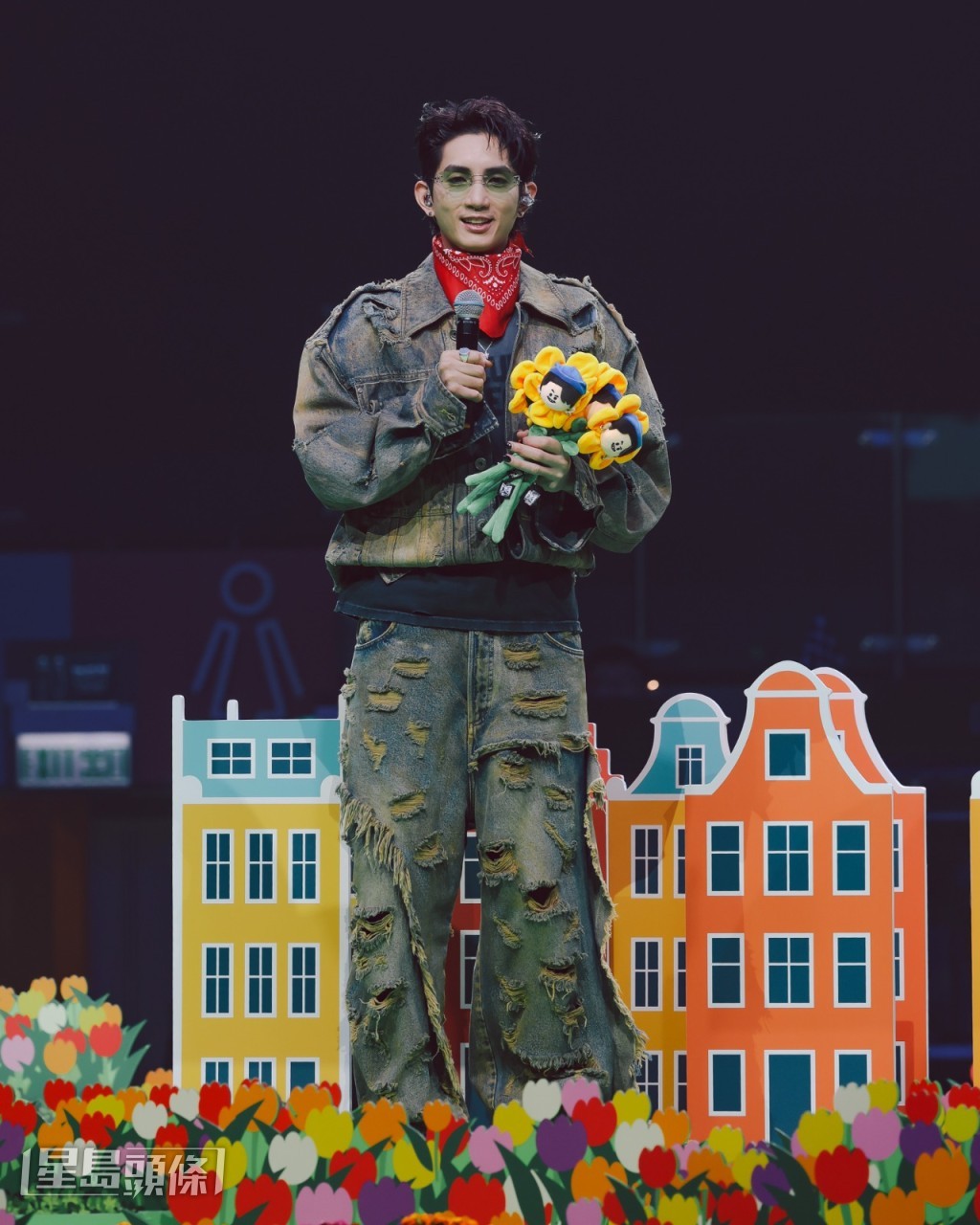 其後Lokman率領一眾「頭巾兵團」 戴上頭巾,更即場分享多種穿戴方式。 其後Lokman率領一眾「頭巾兵團」 戴上頭巾,更即場分享多種穿戴方式。