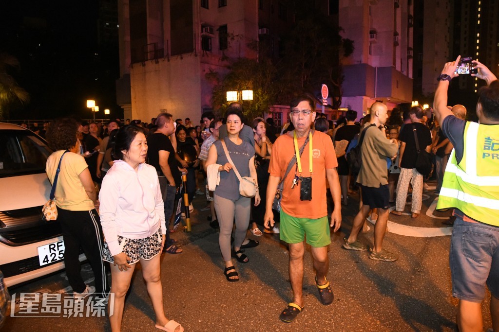 約50人疏散至安全位置。 約50人疏散至安全位置。