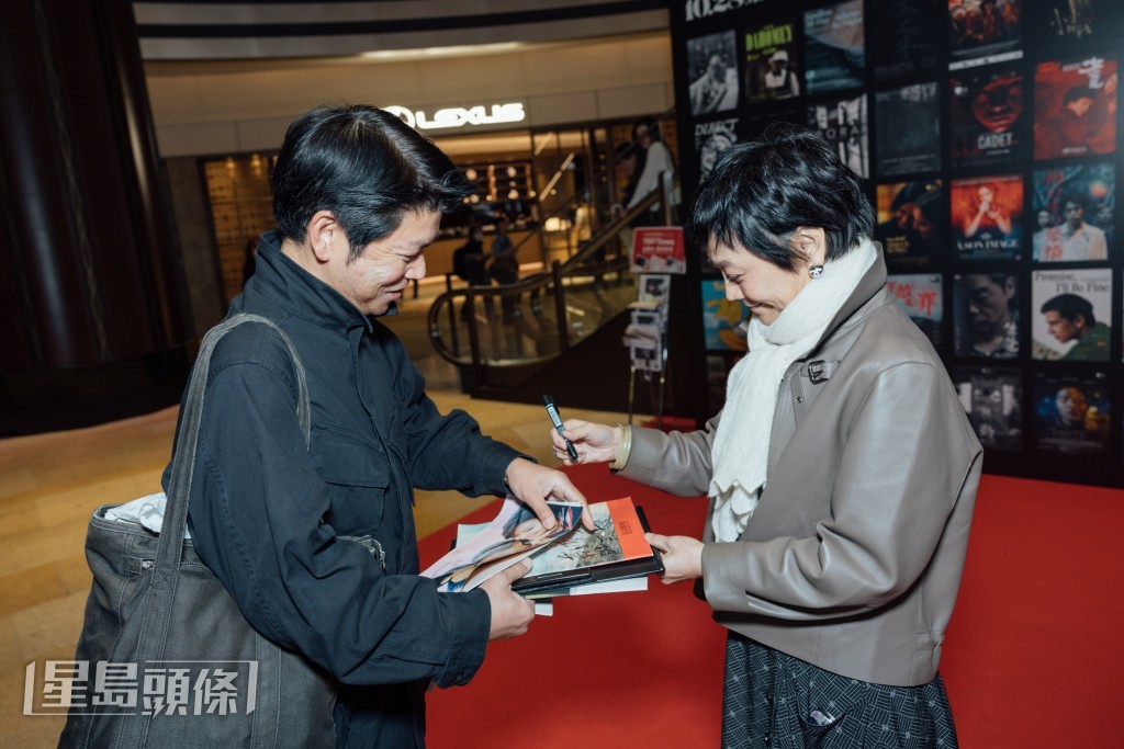 《女兒的女兒》首映散場後，影迷熱情拿著張艾嘉參與演出的電影文宣給偶像簽名。