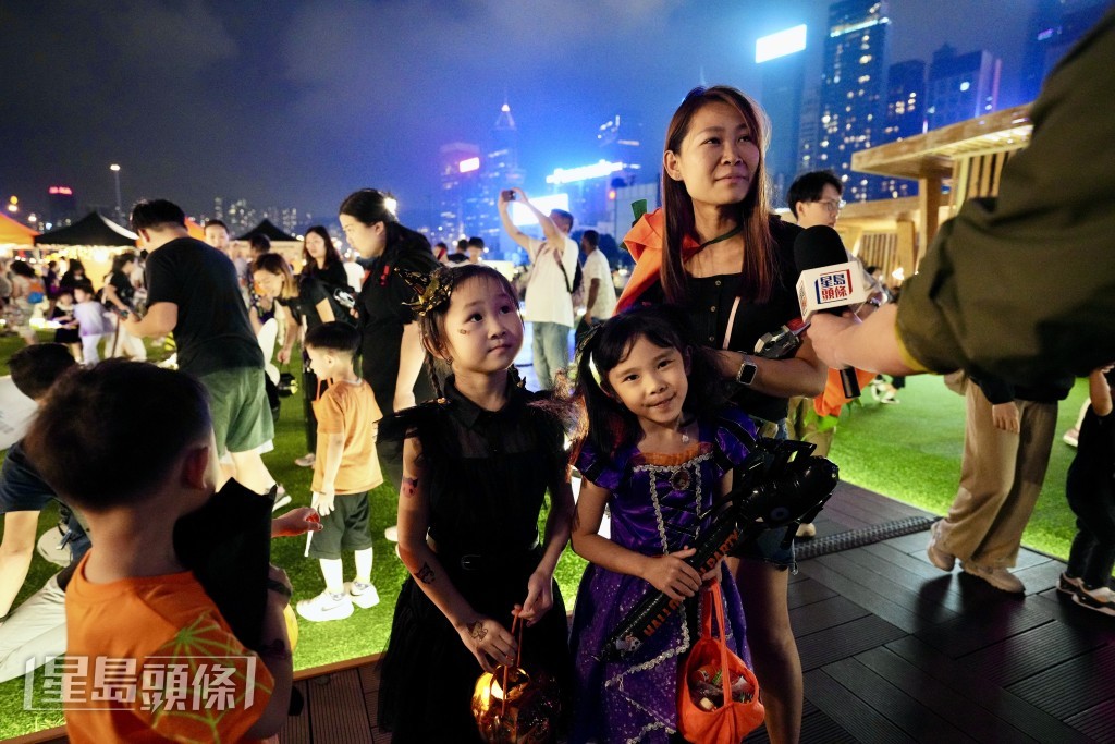 欧阳女士带同孩子及朋友到嘉年华。苏正谦摄 欧阳女士带同孩子及朋友到嘉年华。苏正谦摄
