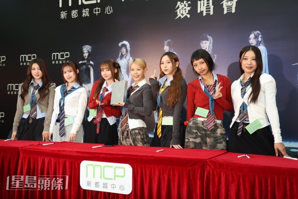 笑指她們今年有出碟又各有solo歌，相信歌單已夠開演唱會。