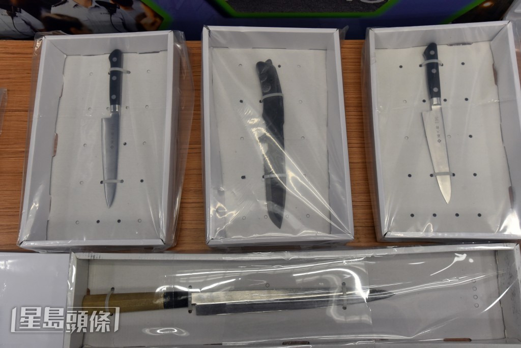 警方檢獲4把利刀。黃文威攝