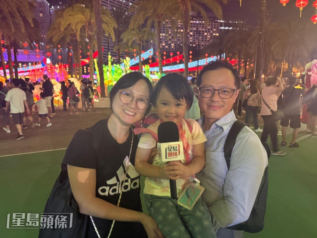 黃太（左）稱，維園的中秋晚會很大、很熱鬧。
