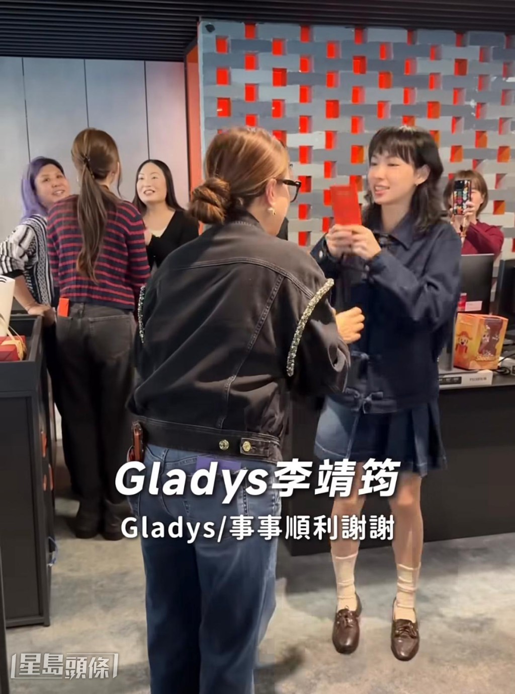 李靖筠跟Mani拜年。