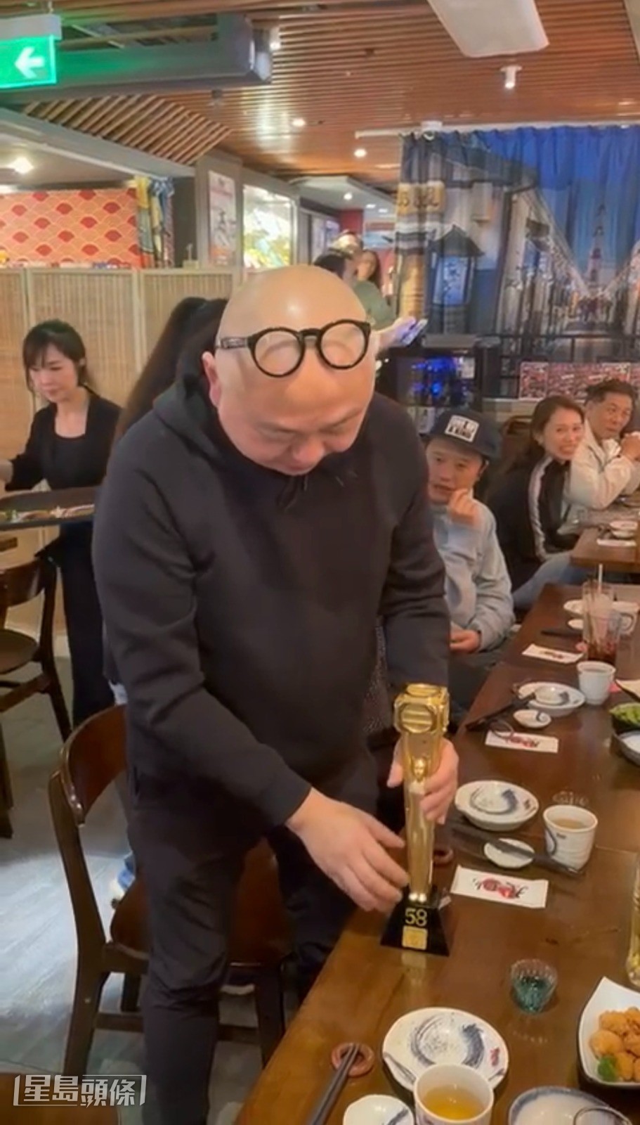 對於阿Bob重奪完整無損「真‧獎座」，網民見狀即紛紛留言送祝福。
