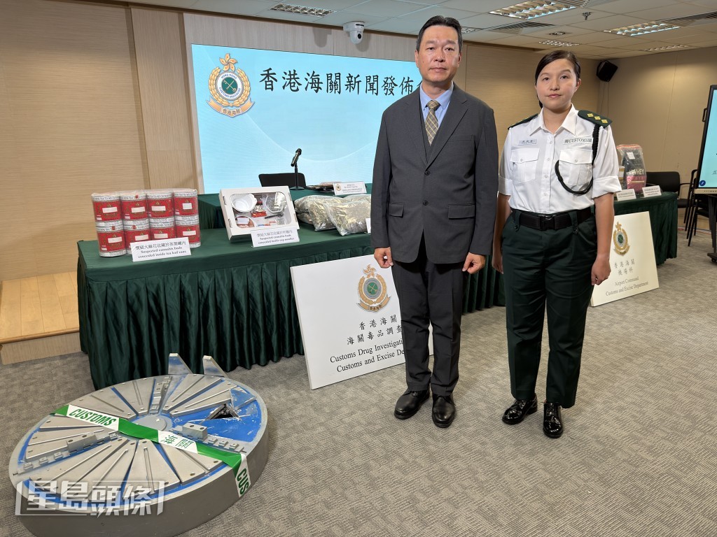 海關毒品調查科機場調查課監督黃雅綸及機場科空運貨物第三組指揮官莫與嘉。梁國峰攝