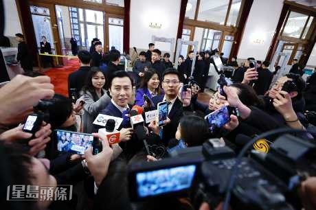 受訪時被問到恩師袁和平執導的新電影《鏢人：風起大漠》，甄子丹表示劇組都曾邀請他出演，可惜因檔期問題、遺憾未能參演。(中新社)