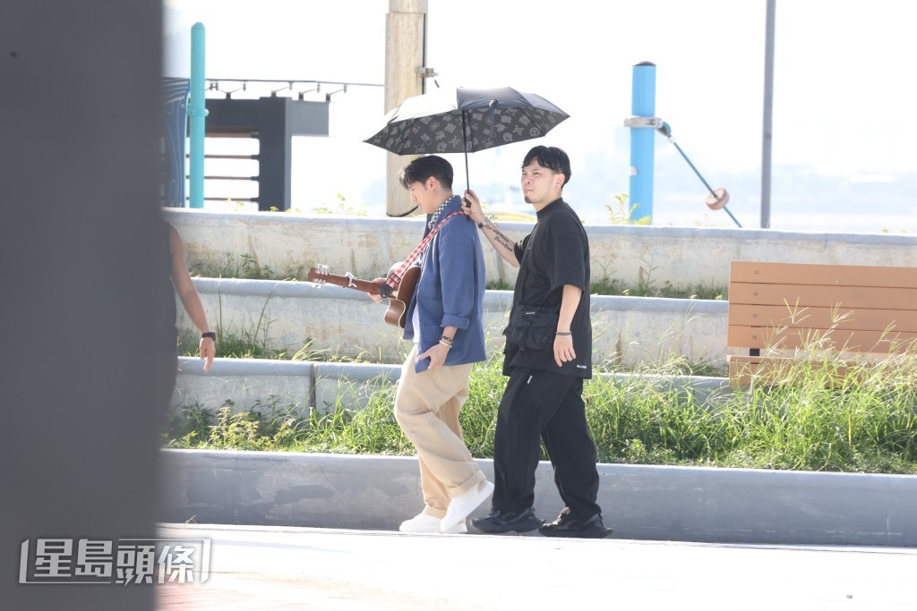 馮允謙獲工作人員擔遮擋太陽。