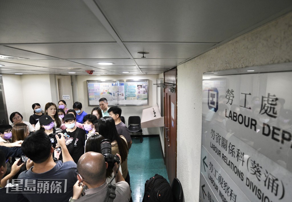 十多名前員工到葵涌政府合署勞工處分區辦事處登記。何君偉攝 十多名前員工到葵涌政府合署勞工處分區辦事處登記。何君偉攝