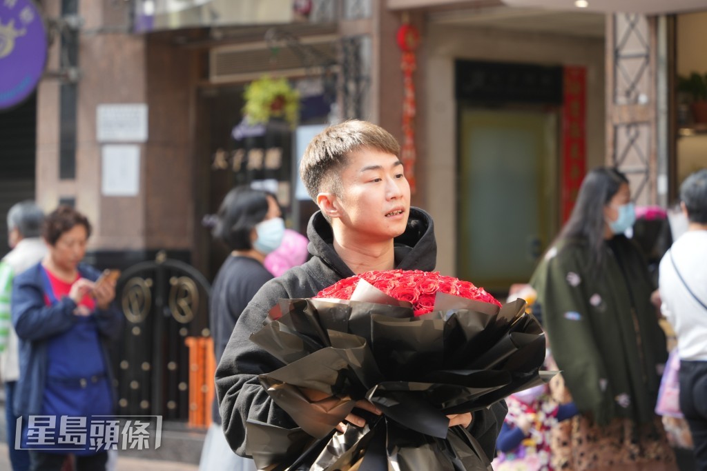 不少男士選購花束送給摯愛。吳艷玲攝