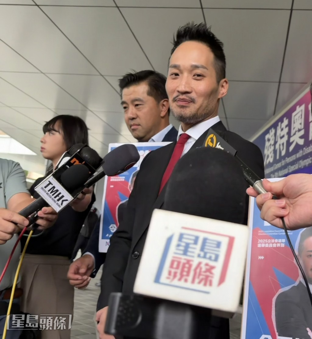 何敬康報名參選。 何敬康報名參選。