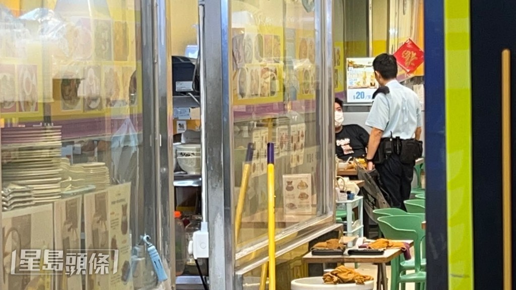 涉案男子在餐廳內回答警員提問。蔡楚輝攝 涉案男子在餐廳內回答警員提問。蔡楚輝攝