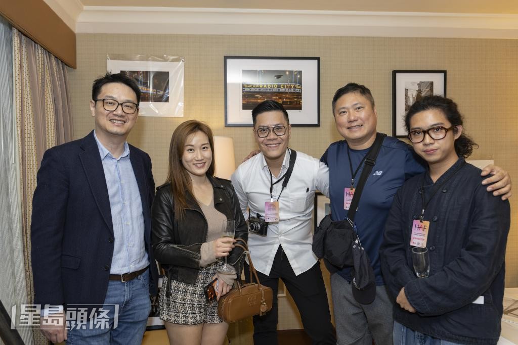 獲獎攝影師黎兆明(右二)、Deep Chan(中)與潘偉賢(右一)在Hotel Artz Fair與賓客及收藏家交流。 獲獎攝影師黎兆明(右二)、Deep Chan(中)與潘偉賢(右一)在Hotel Artz Fair與賓客及收藏家交流。
