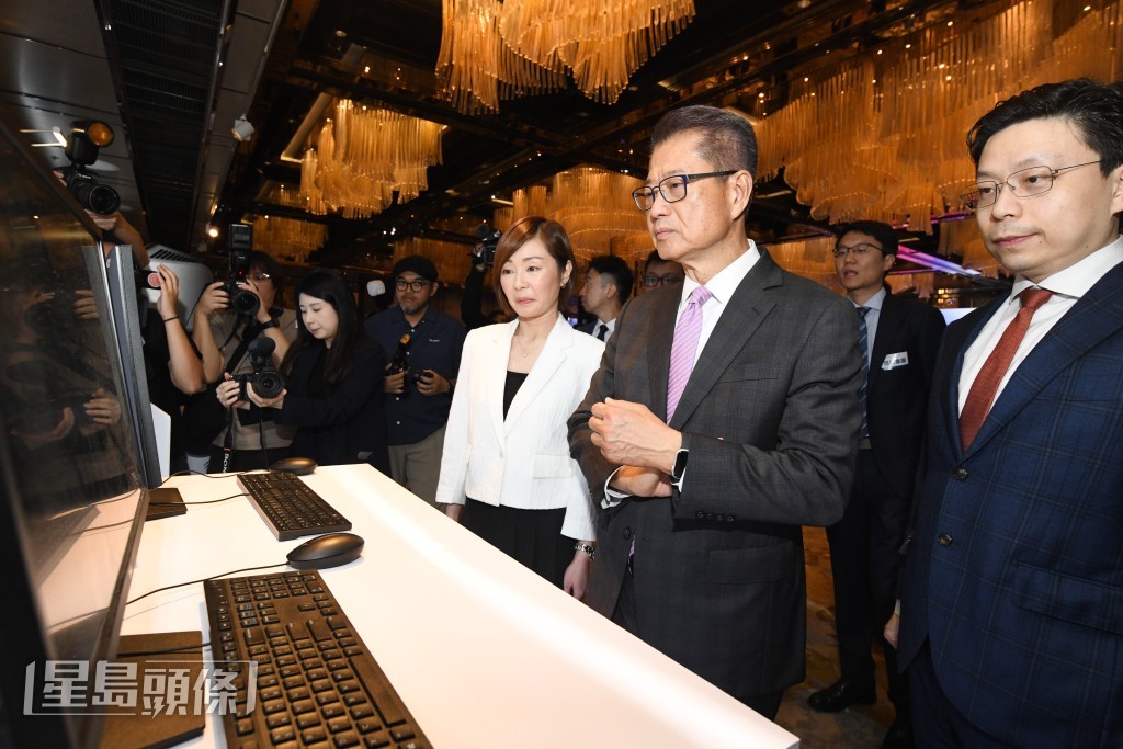 陳茂波表示,陳家齊自2023年出任港投公司首任行政總裁以來,帶領團隊積極發揮「耐心資本」的引領作用 陳茂波表示,陳家齊自2023年出任港投公司首任行政總裁以來,帶領團隊積極發揮「耐心資本」的引領作用