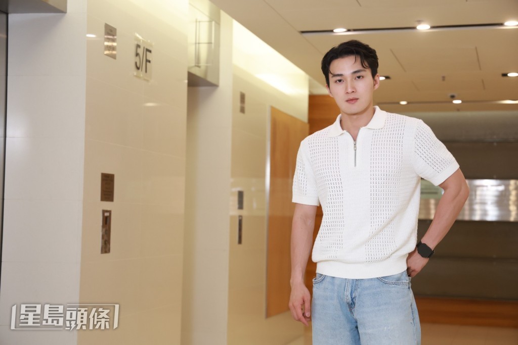  入行十年的周嘉洛一直以處境劇《愛‧回家之開心速遞》中的「金城安」陪伴着觀眾，