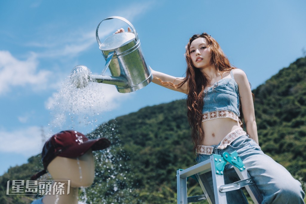 《原地拖手》的MV拍摄手法，予人有种天马行空的感觉。