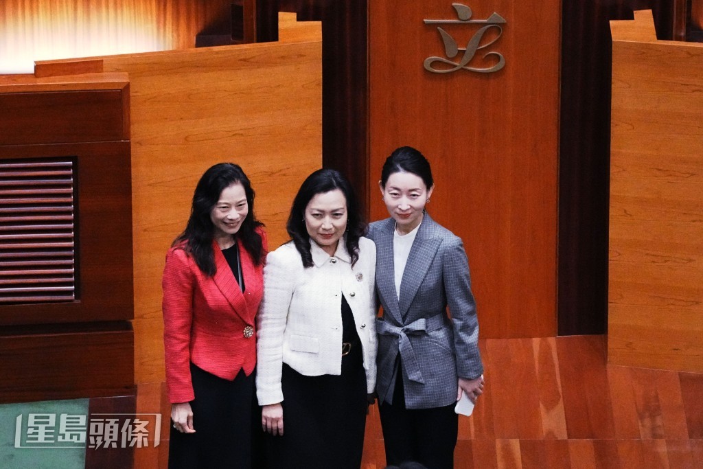 三名女將（左起）陳曼琪、簡慧敏、洪雯合照。汪旭峰攝