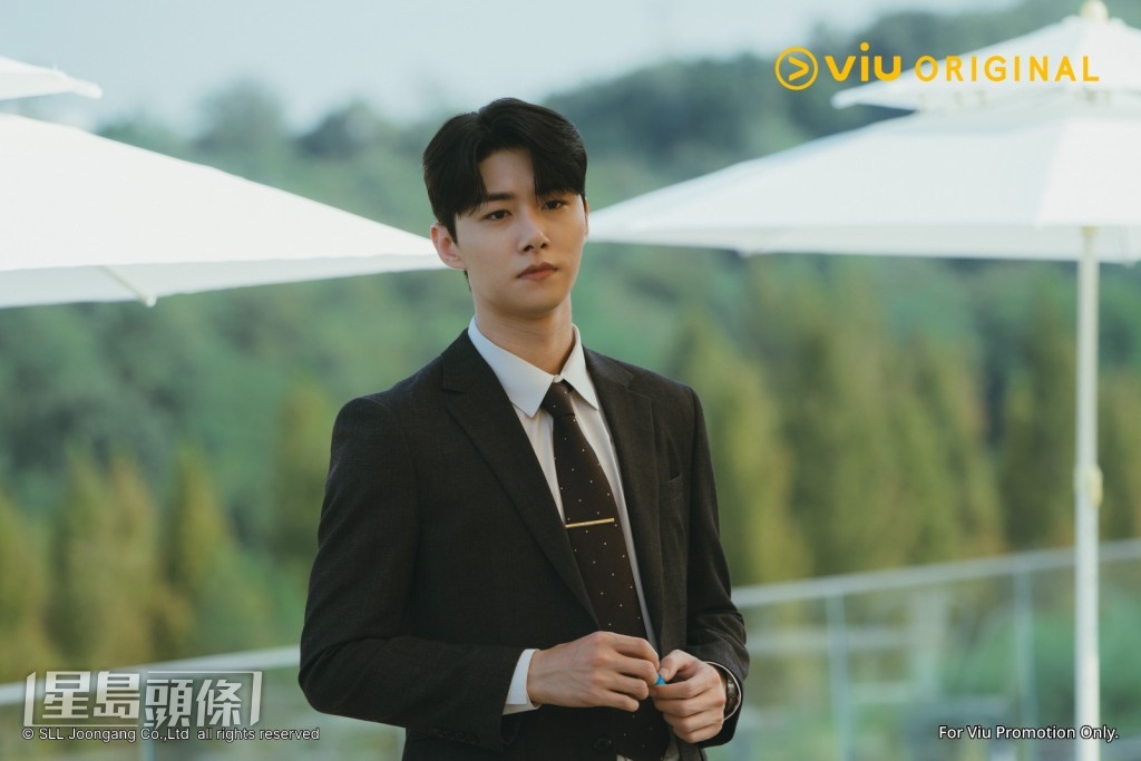 劇中角色金錫柱由徐志焄飾演。 劇中角色金錫柱由徐志焄飾演。