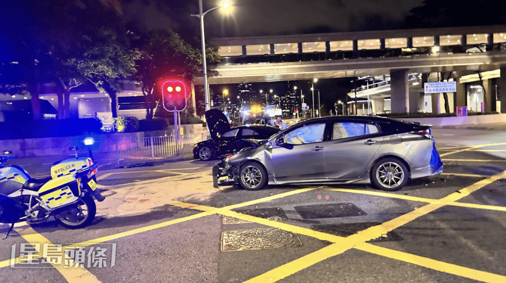 車禍後,葛所乘坐的平治房車停在路邊圍欄前,僅左邊車頭有輕微損毀,而另一輛涉事私家車則橫亙路中間在黃格禁區內,車頭損毀嚴重,機件散落一地。蔡楚輝攝 車禍後,葛所乘坐的平治房車停在路邊圍欄前,僅左邊車頭有輕微損毀,而另一輛涉事私家車則橫亙路中間在黃格禁區內,車頭損毀嚴重,機件散落一地。蔡楚輝攝