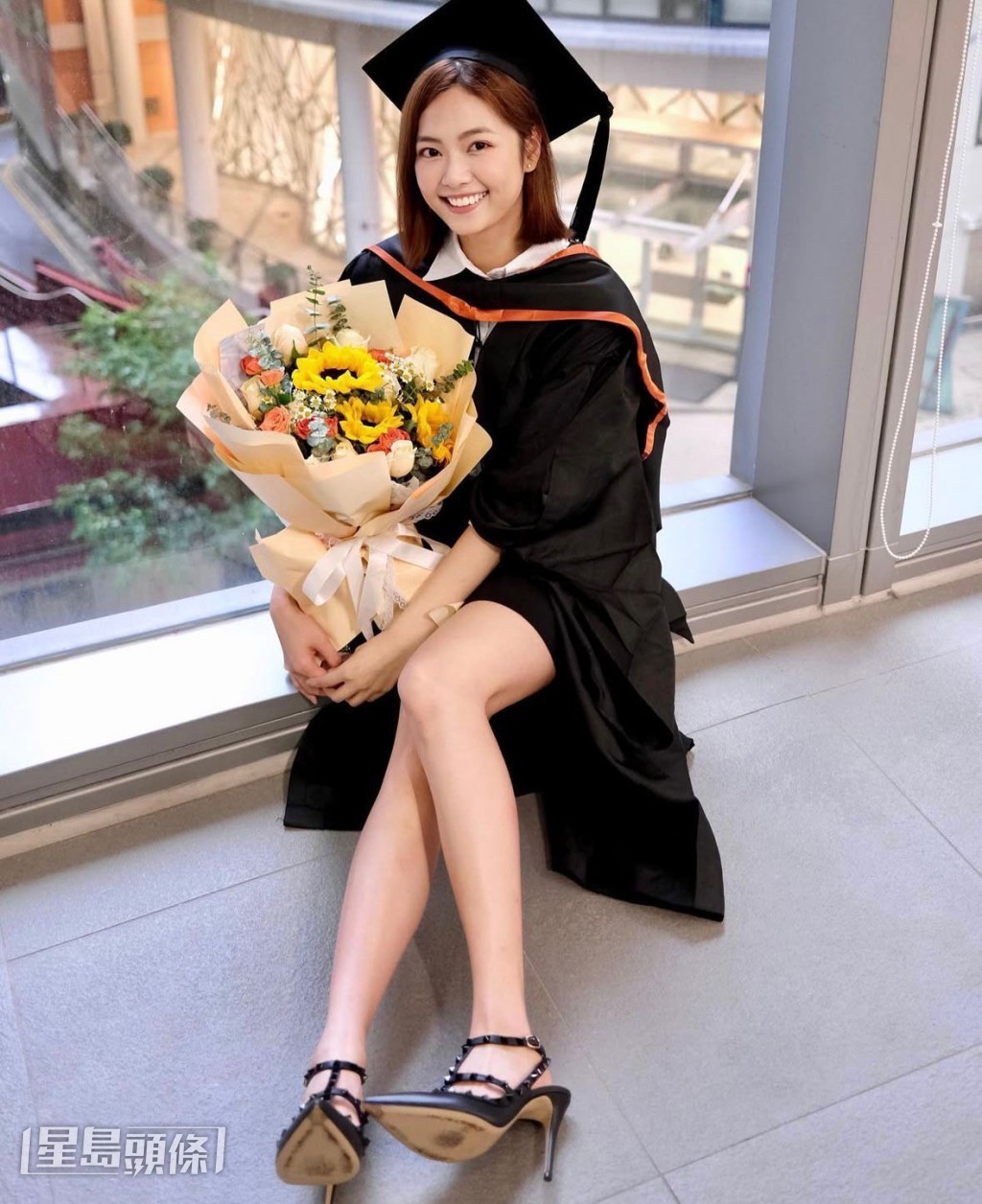 游游於2023年大學畢業，她邊拍劇邊完成大學學位，非常勤力。