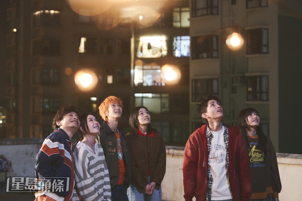 楊樂文、王智德、何啟華飾演創立喜劇團「紅白藍」的少年人,開展為追逐夢想奮鬥的歷程。 楊樂文、王智德、何啟華飾演創立喜劇團「紅白藍」的少年人,開展為追逐夢想奮鬥的歷程。
