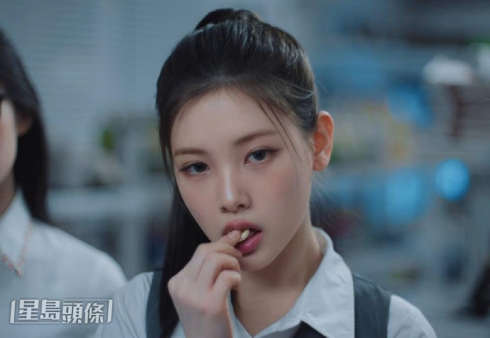 其中一名成員更含着糖果,遭網民鬧爆MV充滿性暗示。 其中一名成員更含着糖果,遭網民鬧爆MV充滿性暗示。