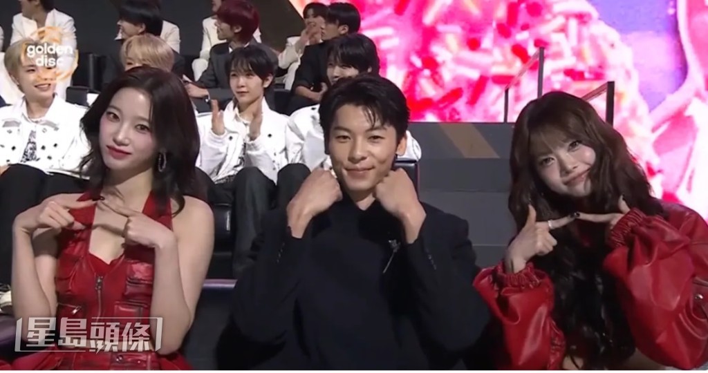 許光漢在台下又與LE SSERAFIM成員KAZUHA和恩採，挑戰撒嬌舞。（網上截圖）