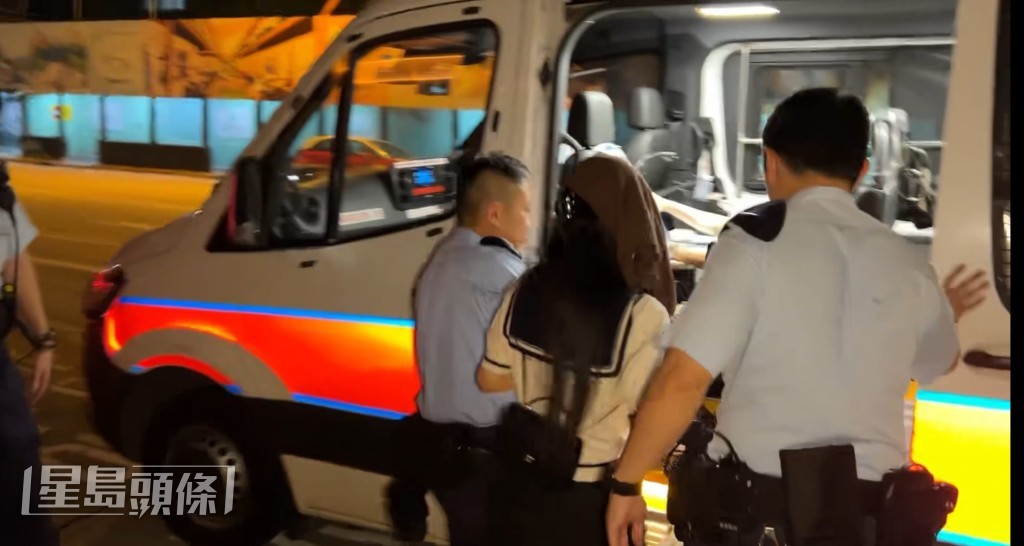 被擄男子同行女友人被帶上警車助查。