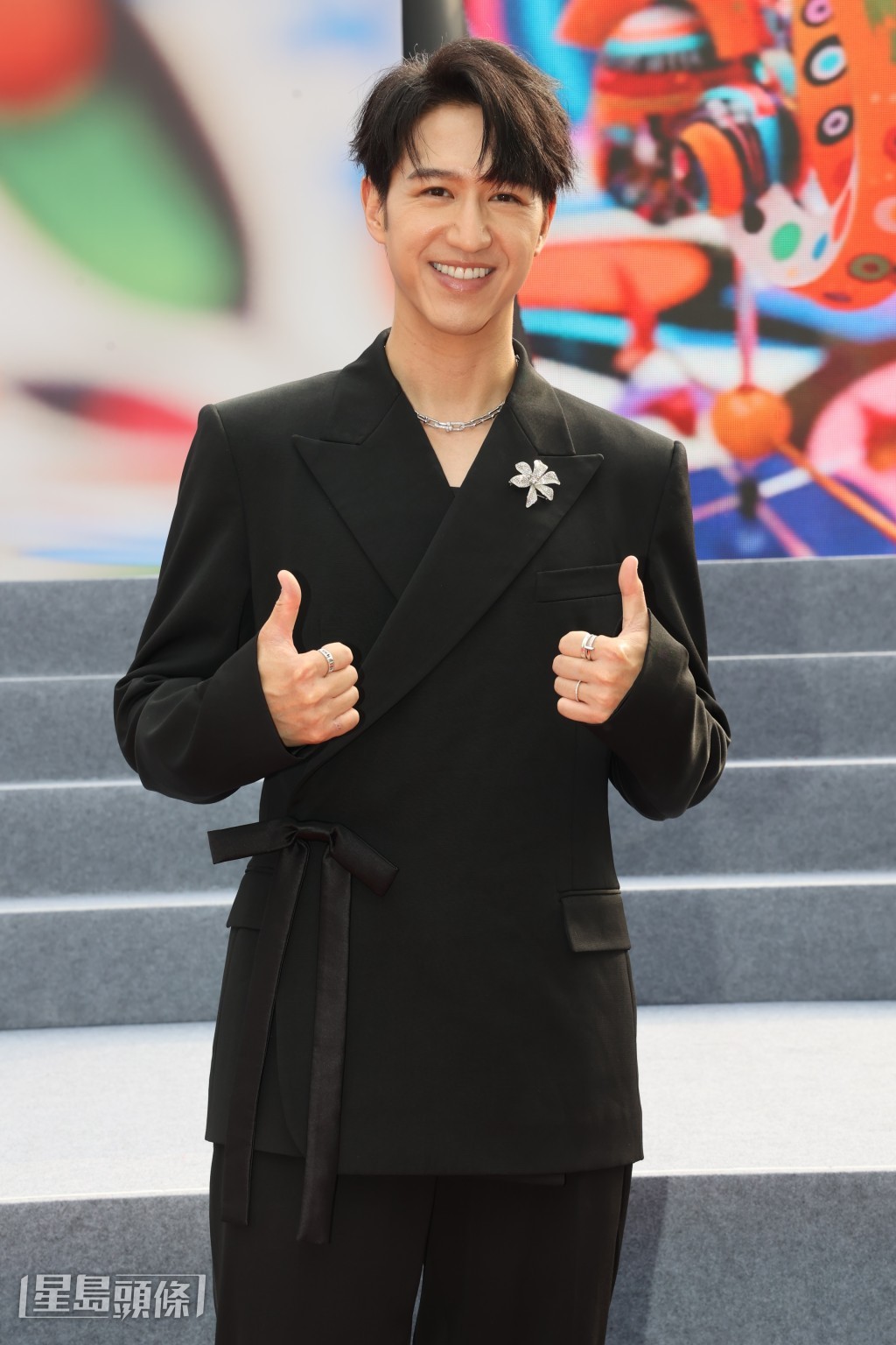 同場的馮允謙決意向男歌手金獎進發，MC和林家謙也大讚對方。
