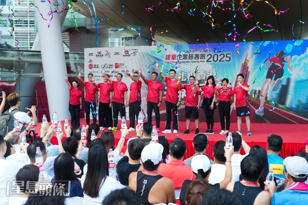 建華集團多位高級管理層一同上台合照,並以農夫山泉水進行「祝水儀式」。 建華集團多位高級管理層一同上台合照,並以農夫山泉水進行「祝水儀式」。