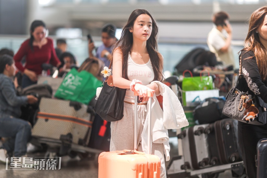 有人外遊,亦有人抵港旅遊。 有人外遊,亦有人抵港旅遊。