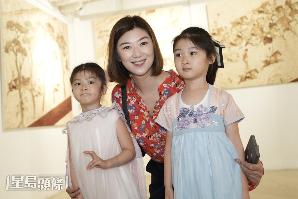 立法会议员容海恩与其女儿。刘骏轩摄