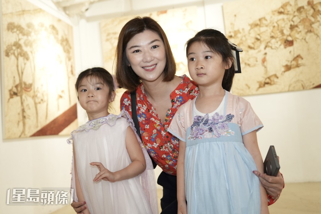 立法會議員容海恩與其女兒。劉駿軒攝 立法會議員容海恩與其女兒。劉駿軒攝