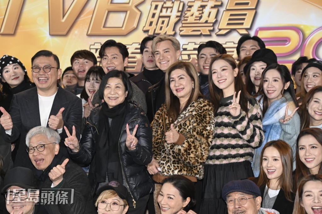 張振朗與朱敏瀚站在曾勵珍及樂易玲的身後，可見二人之地位。