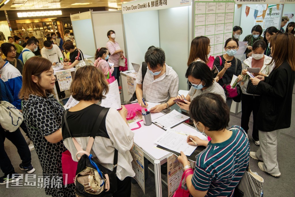 有求职人士即场填写表格应征职位空缺。欧乐年摄