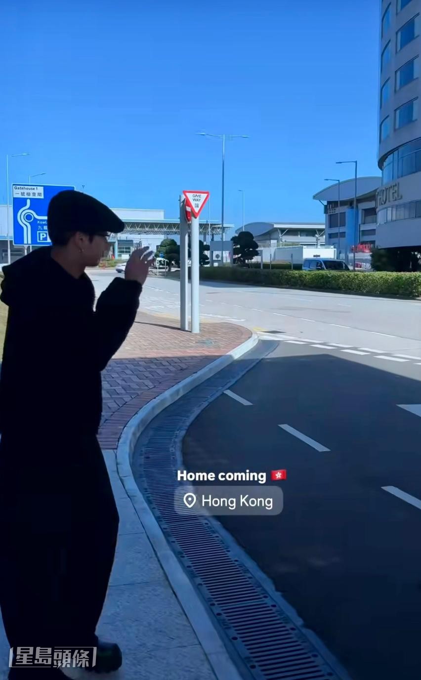 揮手打招呼,表現親民。 揮手打招呼,表現親民。