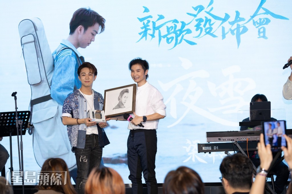黃翊亦送了藍芽卡拉OK咪鼓勵。 黃翊亦送了藍芽卡拉OK咪鼓勵。