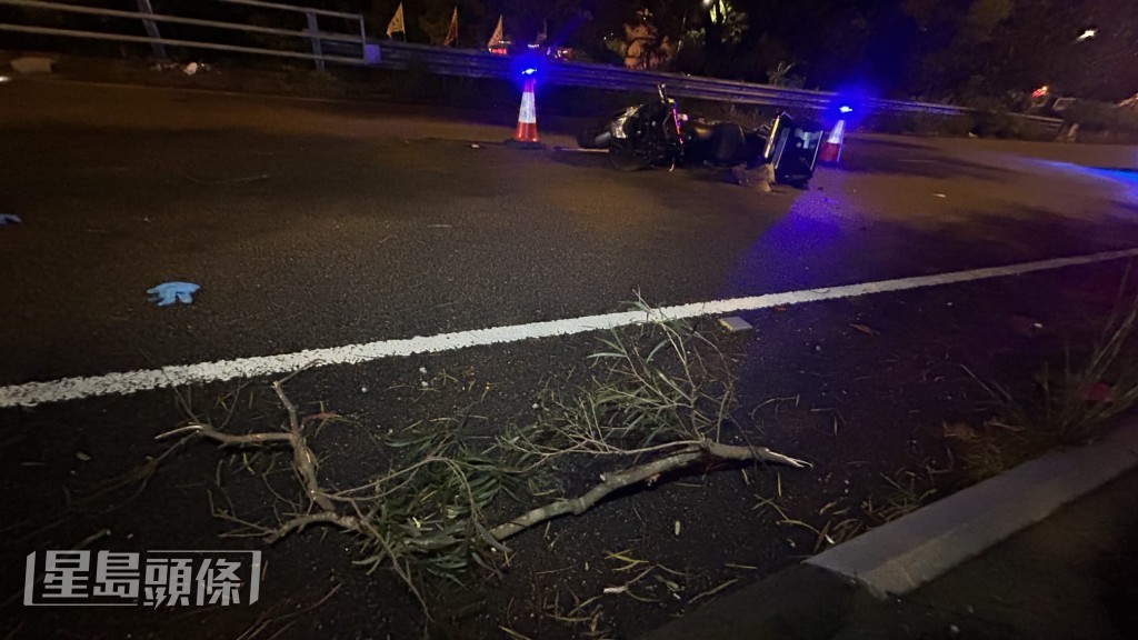 大埔電單車撞塌樹 38歲鐵騎士昏迷送院亡。蔡楚輝攝 大埔電單車撞塌樹 38歲鐵騎士昏迷送院亡。蔡楚輝攝