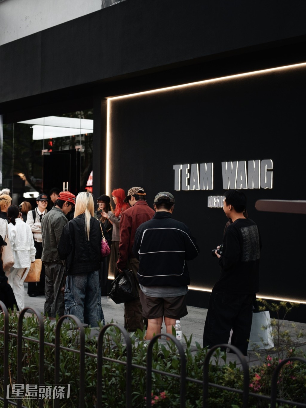  為配合 COOKIES 7 發布，TEAM WANG design 於4月25日至5月10日在上海JULU758打造限時概念空間。